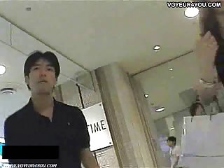 沿亚洲女按摩师的肥皂按摩