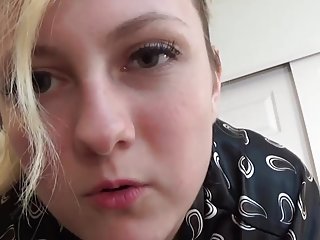 年轻的宝贝安吉丽娜乌鸦正在吮吸大公鸡