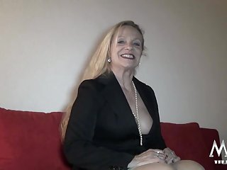 性感的金发美女在铁杆